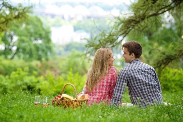 札幌の自然の中でデートをするカップル