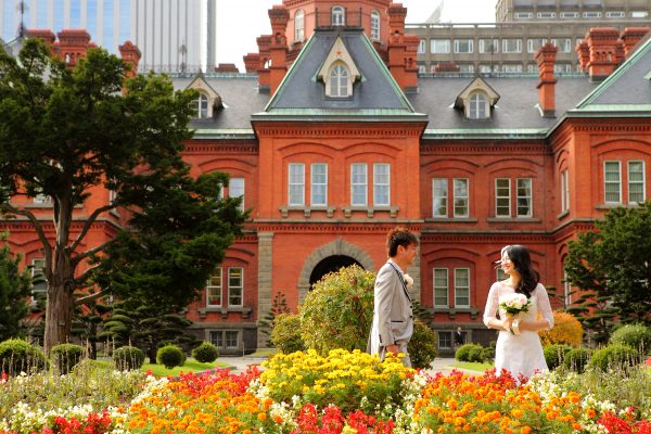 札幌の北海道旧庁舎で写真を撮る新郎新婦
